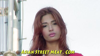 Japanische Frau deut ...
